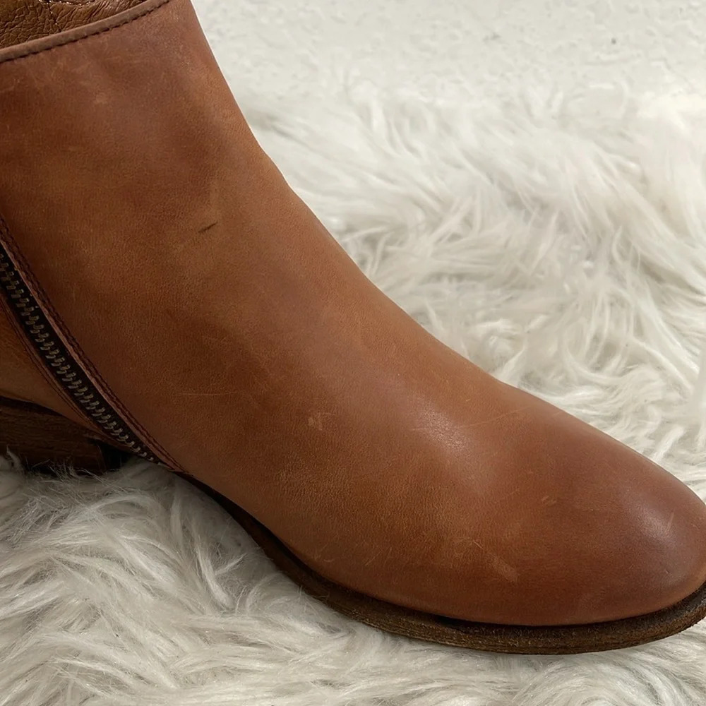 Frye Carson Piping Cognac DISTRESSED LEATHER Ankle Bootie Heel Side Zip Size 7.5 - Picture 14 of 15